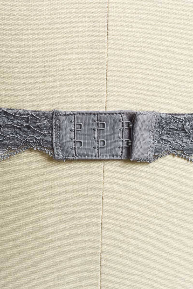 ✨ Trendy Halter Neck Lace Bralette – Feminine & Flirty