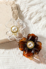 Load image into Gallery viewer, White Crystal Flower Pearl Grip Clip
