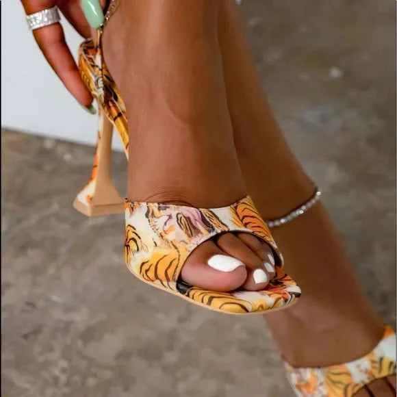 CAPE ROBBIN PUTRI FLARED PEEP TOE HEELS-PRINT